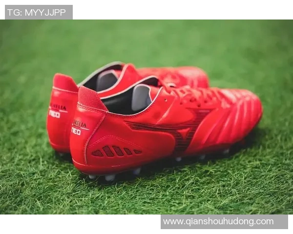 中国足球鞋首次亮相国际赛场 传奇球星亲身穿戴展示品牌魅力