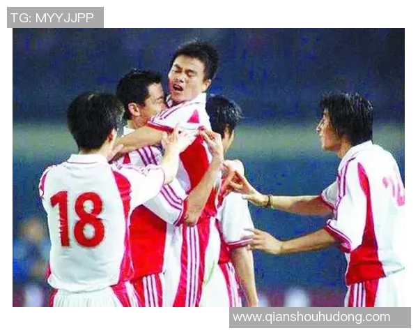 足球场上的英雄时刻 球星与教练激情庆祝共赴辉煌荣耀